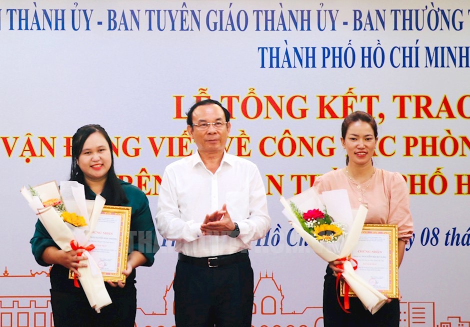 市委书记阮文年（中）向两位个人颁发一等奖。（图：市党部新闻网）