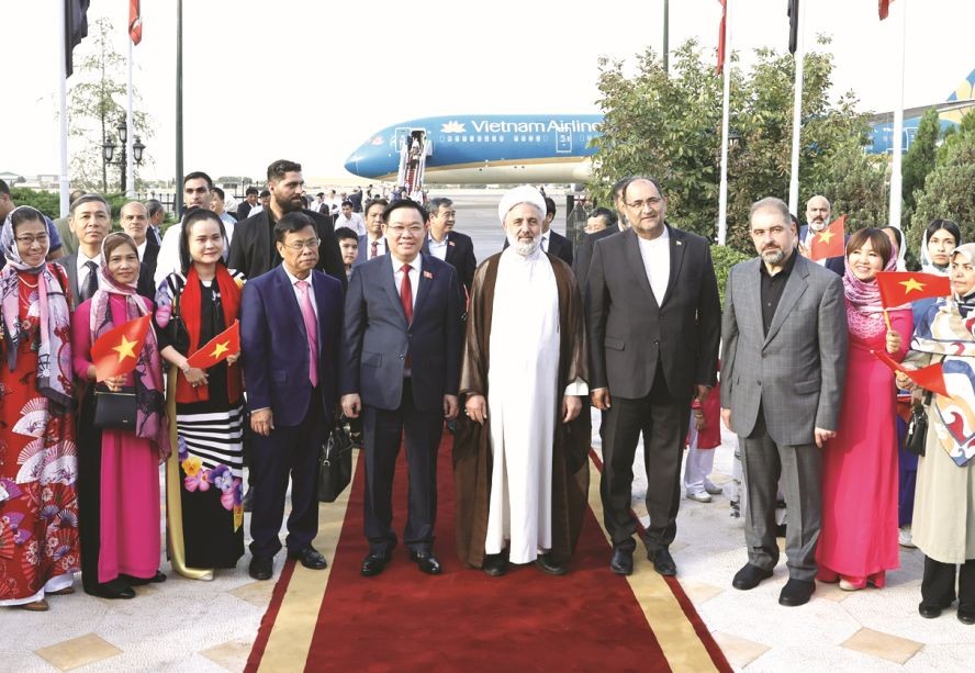 迎接国会主席王廷惠的欢迎仪式在伊朗首都德黑兰梅赫拉巴德国际机场举行。（图：越通社）