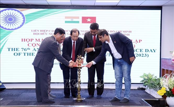 印度传统燃灯仪式为本次印度独立日纪念活动拉开序幕。（图：越通社）