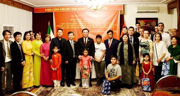 越南国会主席王廷惠同与会代表合影。（图：越通社）