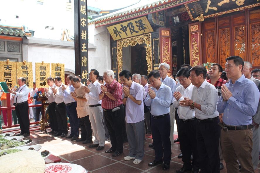 第五郡领导与义安会馆第八届全体理事会恭贺关圣帝君宝诞。