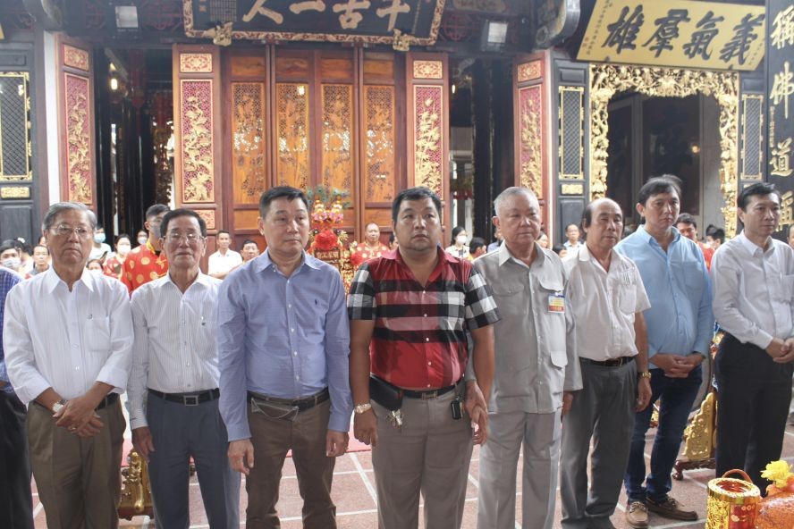 潮群古乐业团执委会向关圣帝君圣像参拜。