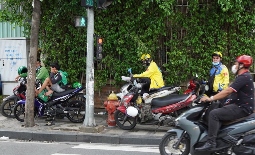 当失业浪潮日增之际，当网约司机是获不少工人首先想到的职业。