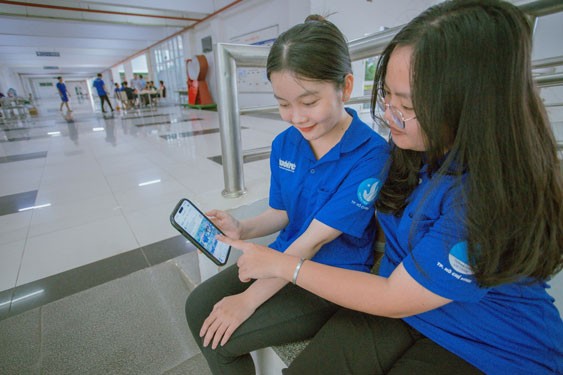 市干部学院大学生在网络空间传播积极资讯。