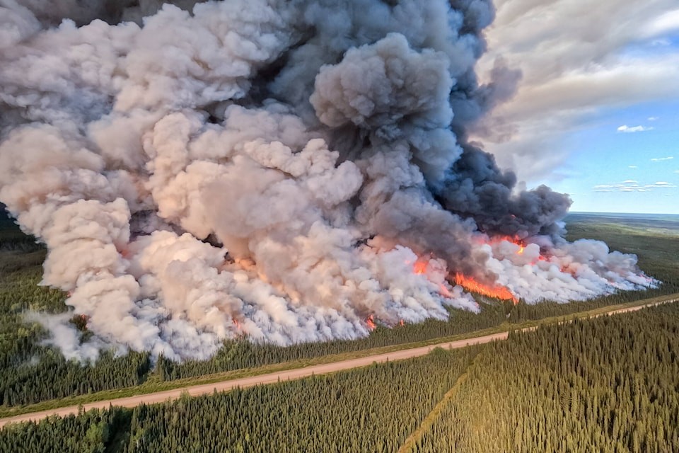 野火在纳尔逊堡和圣约翰堡之间的地区燃烧。（图：加新社）