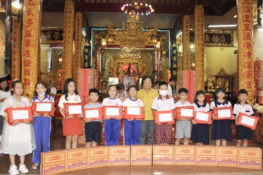 第五郡励学会主席李金梅向海南会馆优秀生颁奖。