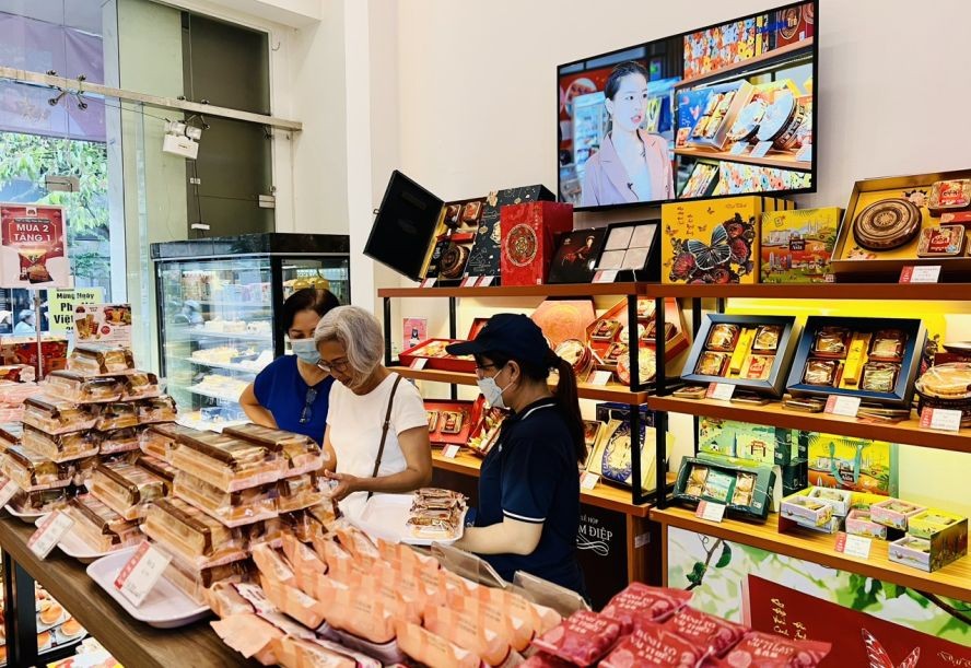 消费者在大发饼家购买月饼。