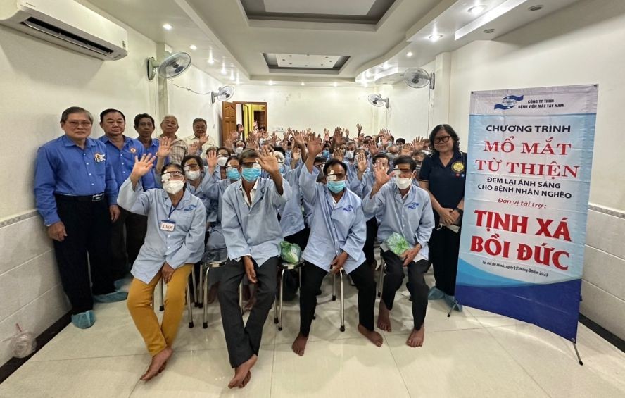 图为培德精舍代表与病人合摄。