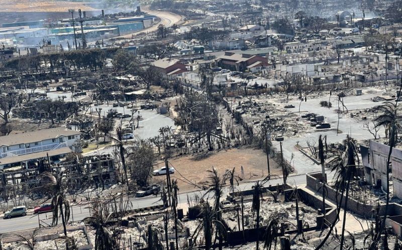 拉海纳镇，强风引发的野火烧毁了大部分城镇，留下了被烧毁的房屋和建筑物的外壳。（图：路透社）