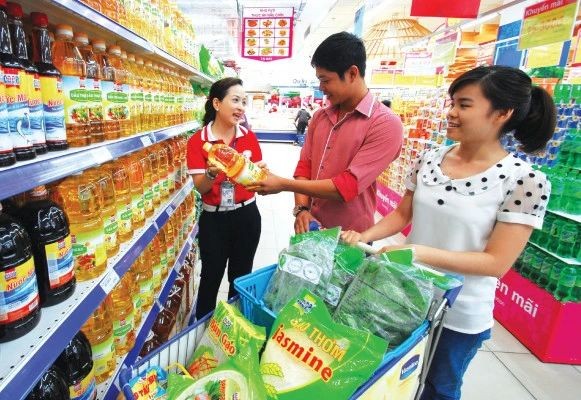 消费者在选购优质国货。