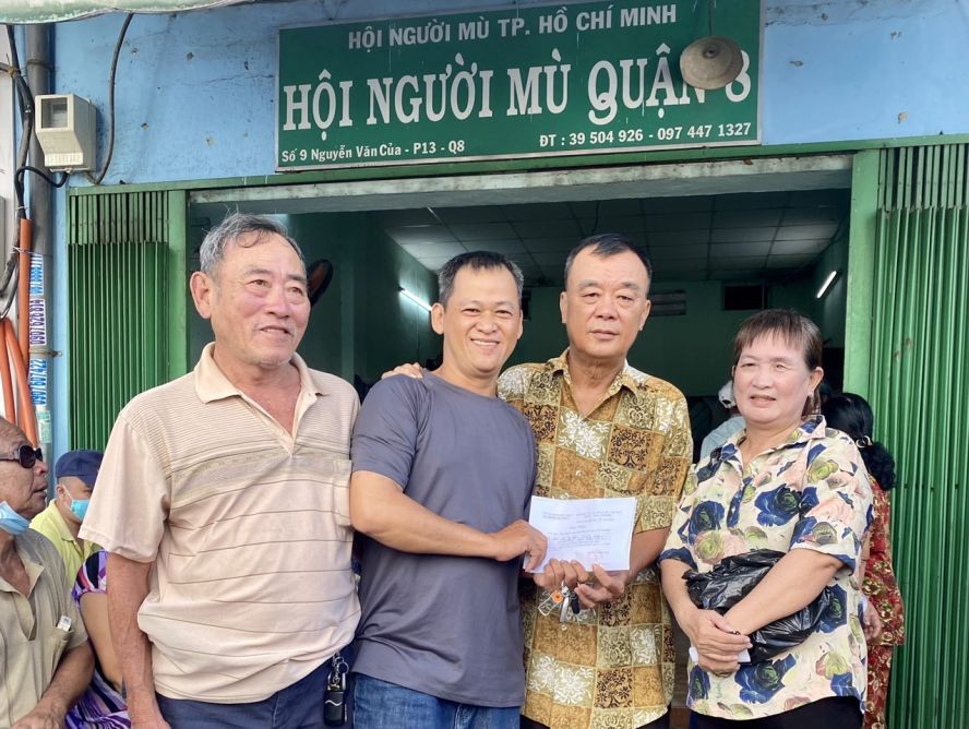 林氏大宗祠理事代表探望第八郡盲人会。