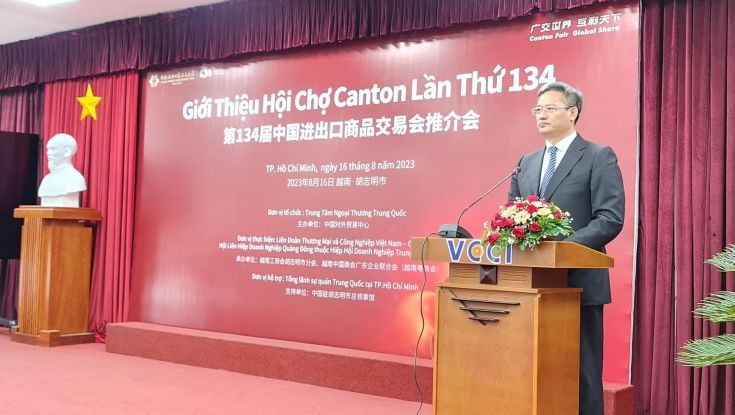 中国驻本市总领事馆总领事魏华祥在会上致词。