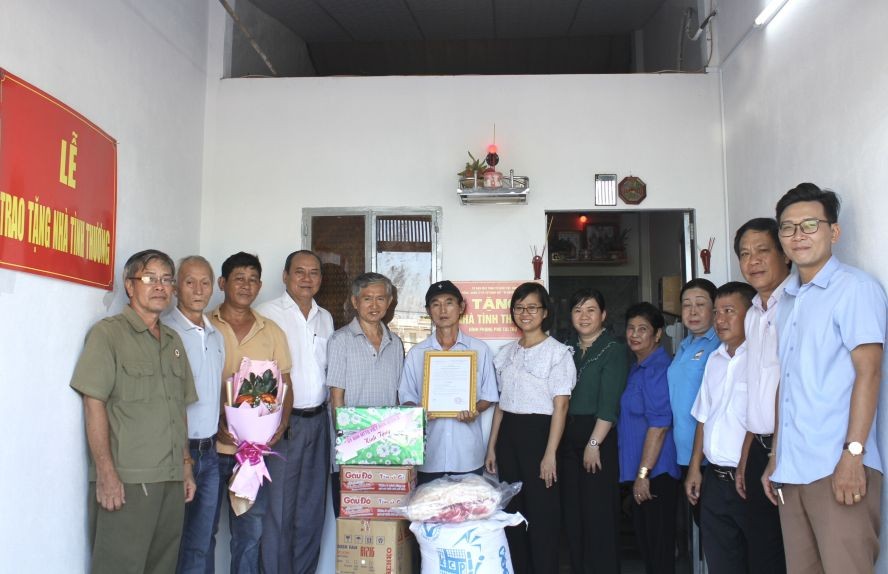 地方领导和丰富会馆理事会代表向华人贫困户林秀玉移交“温情屋”工程。