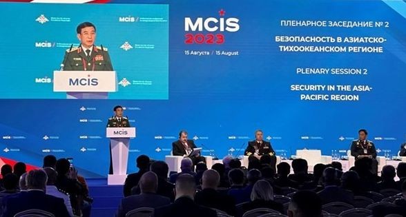 越南国防长潘文江大将在会议上发表重要讲话。（图：人民军队报）