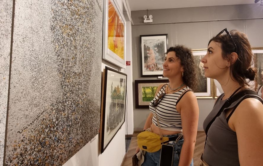 画展吸引许多外国游客参观。