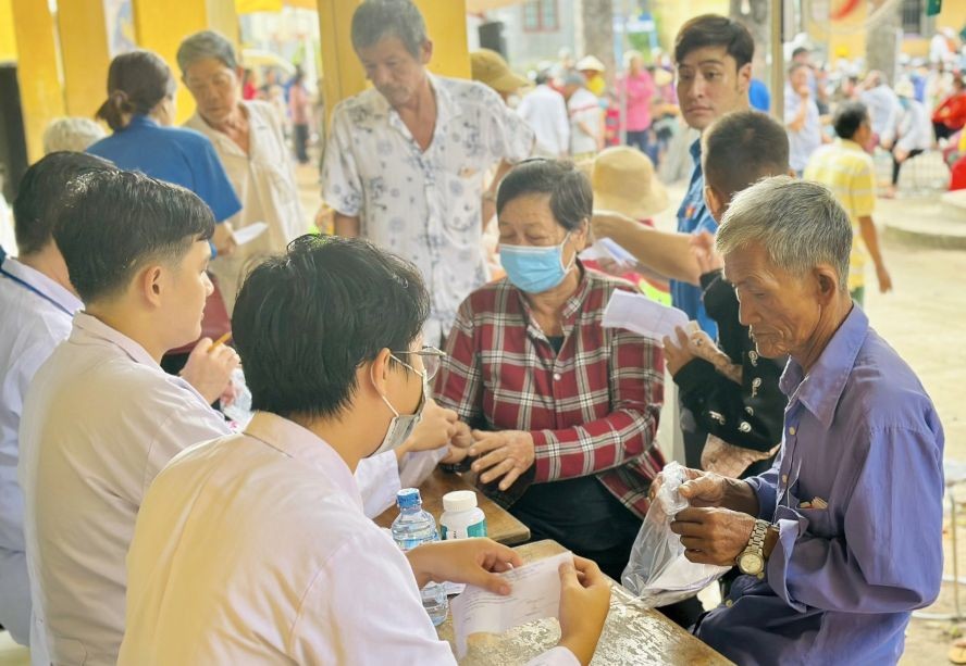 医生们为西宁同胞免费诊病与发药。