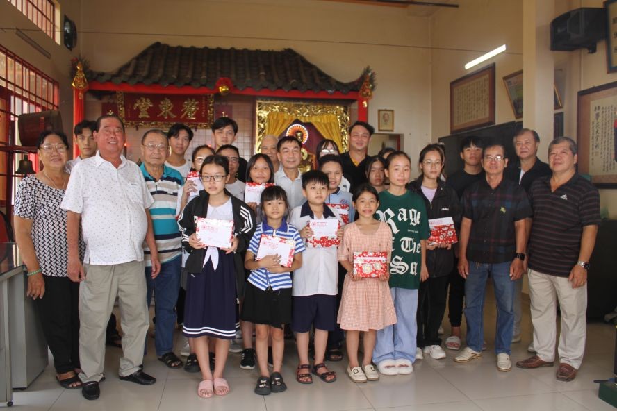 毕氏宗祠诸位理监事向毕氏优秀子合照留念。