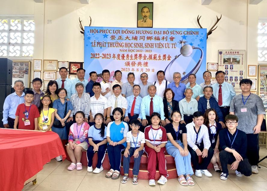 部分优秀子弟与各乡亲叔伯合照。