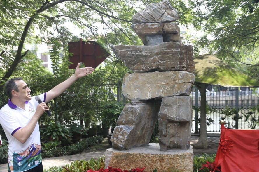 加拿大驻本市总领事贝赫扎德·巴布哈尼介绍“因努伊特石堆”标志的意义。