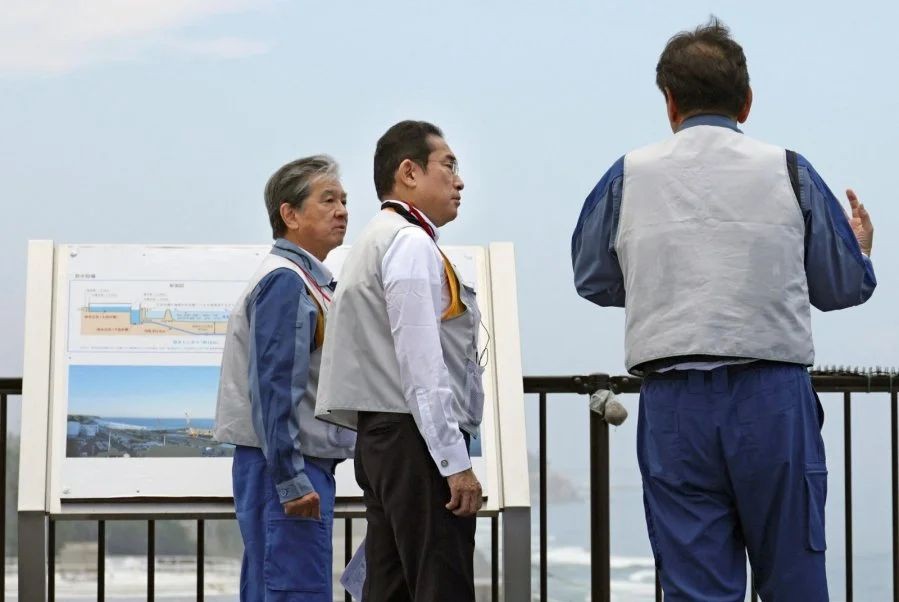 日本首相岸田文雄听取东电高层的解说。（图：共同社/路透社）