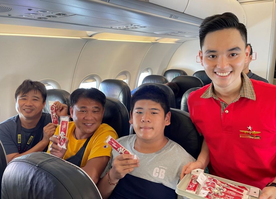 越捷乘务员与中国台湾乘客合照。