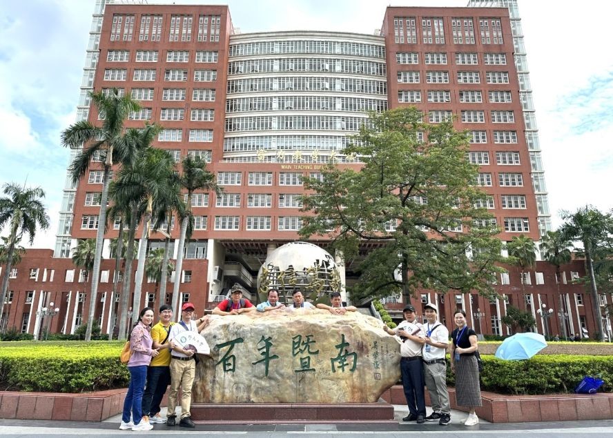 越南华校校长团在“百年暨南”留影。
