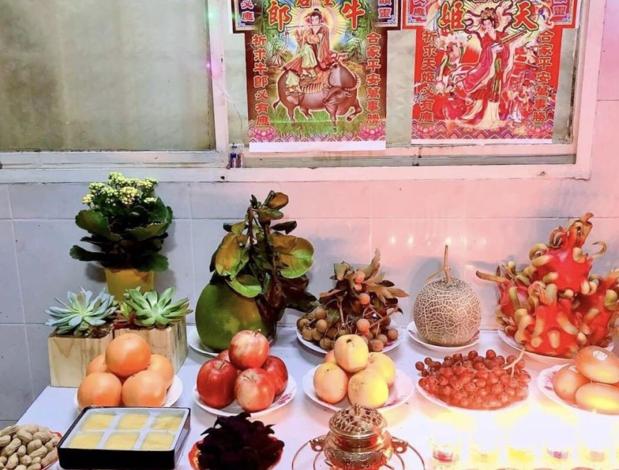 华人敬备七夕节供品拜牛郎织女。