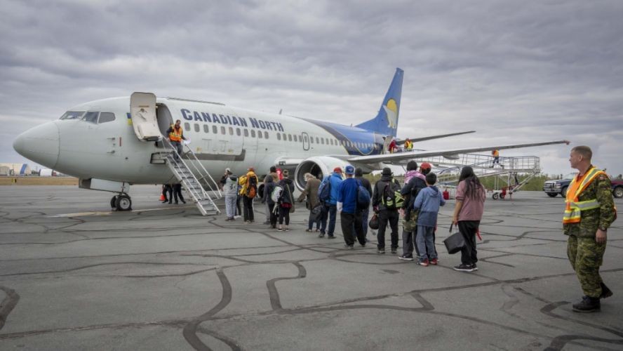 加国派军队支援西部野火救灾