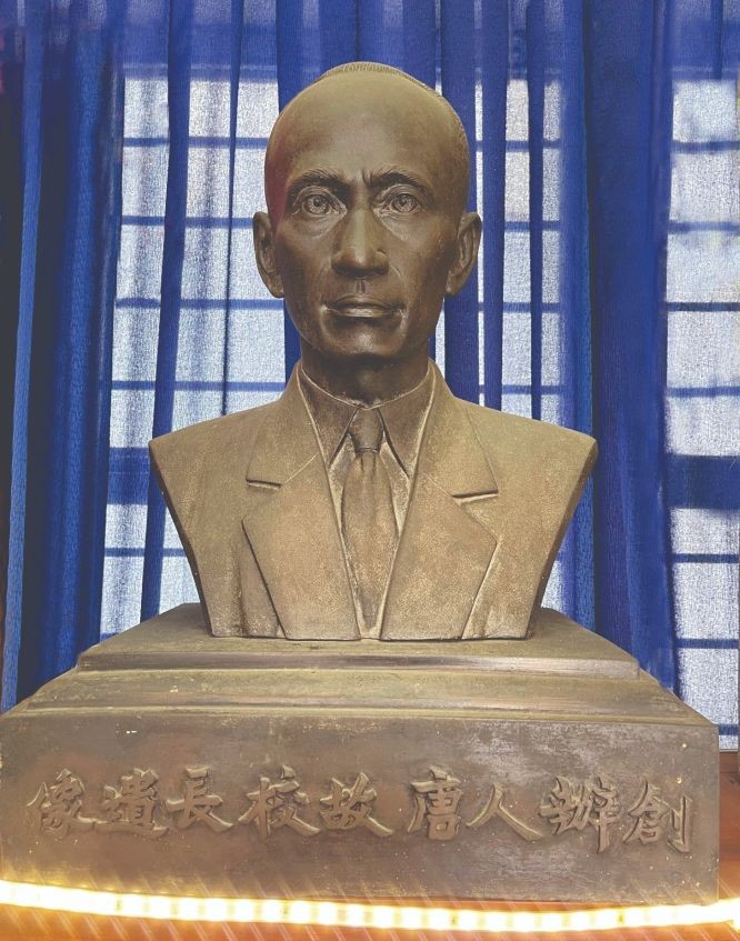 第五郡李峰中学传统室内供奉的唐富言校长遗像。