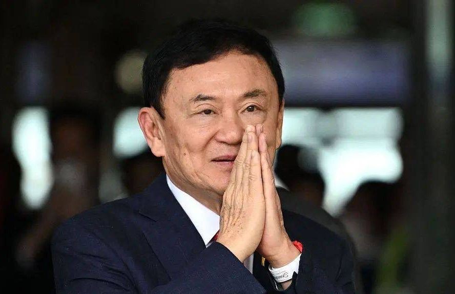 当地时间2023年8月22日，泰国曼谷，泰国前总理他信在廊曼机场降落后向支持者致意。（图：互联网）