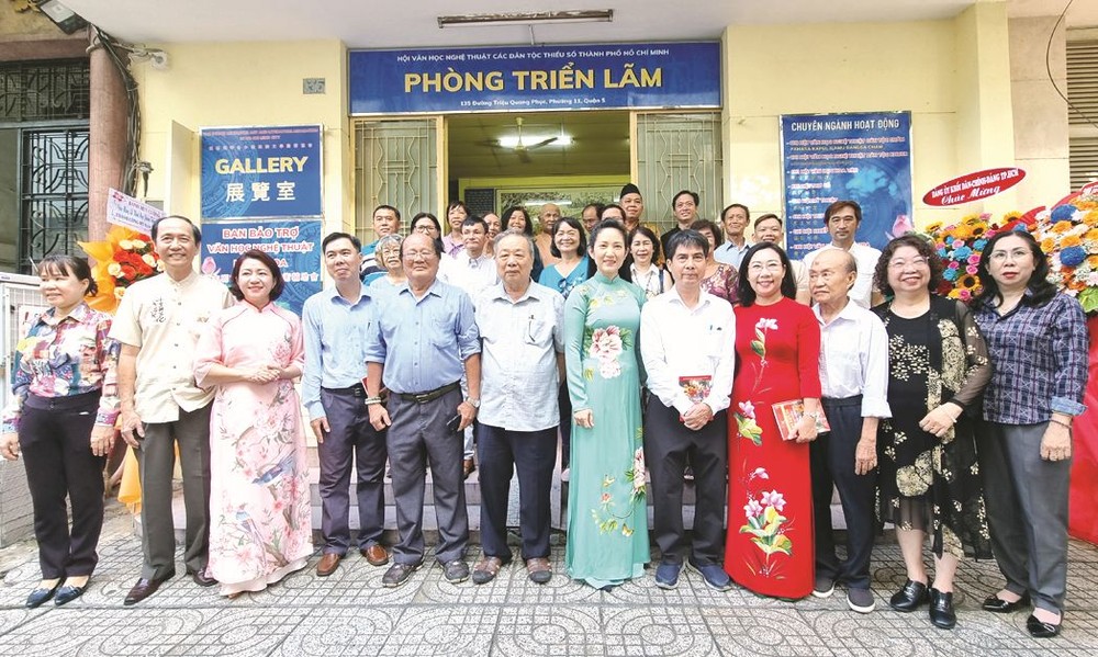 市各民族文学艺术协会展览室投入活动