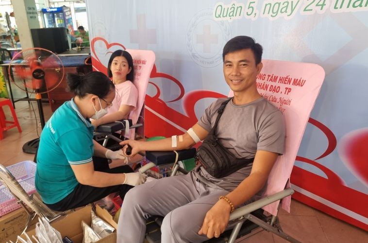 麦剑雄中学黄富康老师参加捐血活动。