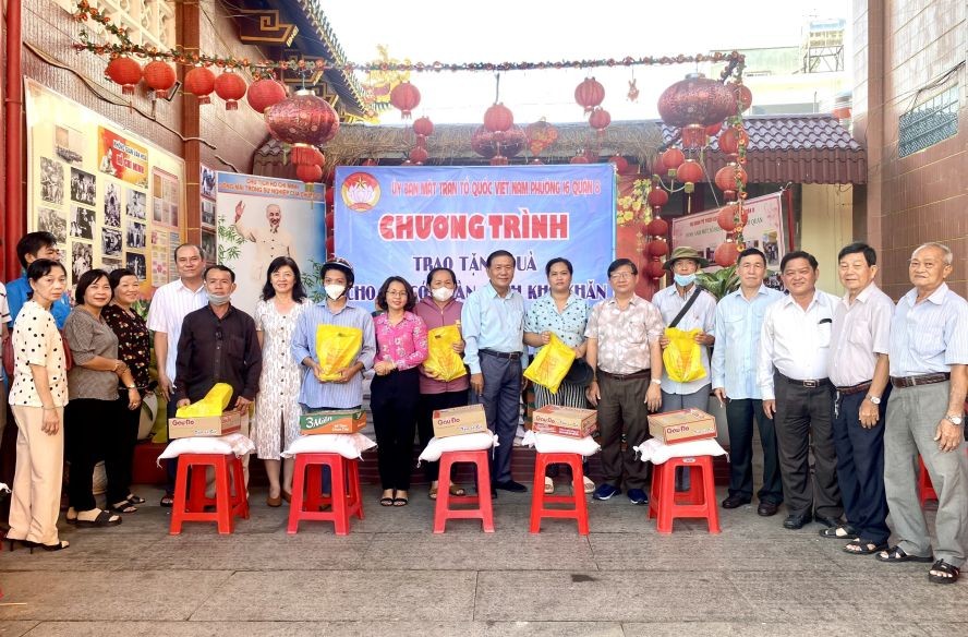 地方政府与各位理事向穷人赠送礼物。