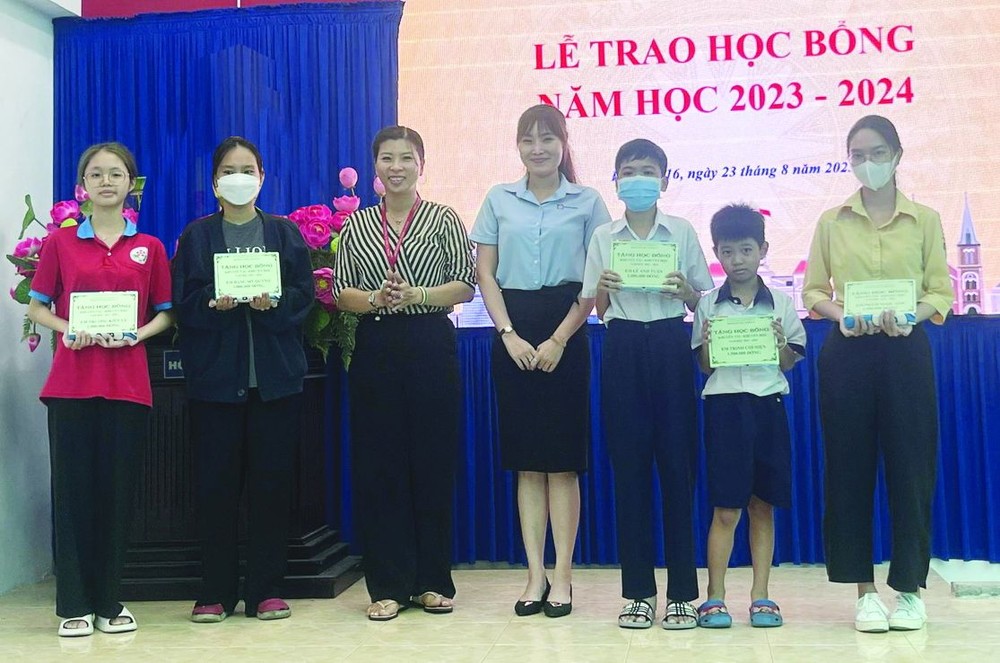 越香集团辅助贫困优秀生