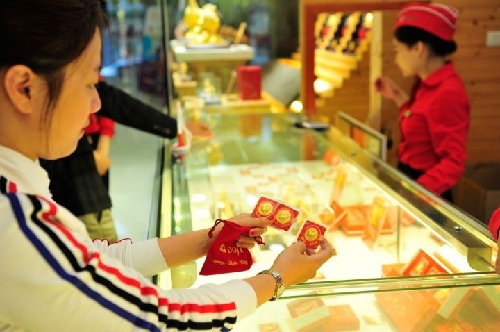 顾客在金铺购买黄金。（图：互联网）