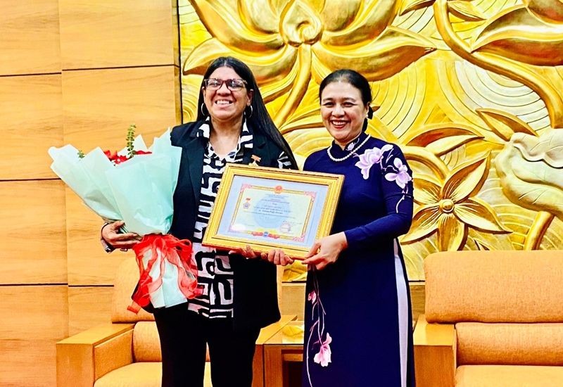 委内瑞拉大使荣获“为各民族和平友好”纪念章