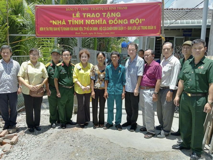 茶山庆云南院住持周华邦（右五）与各赞助单位代表和地方领导向退伍军人移交“情义同队屋”工程。