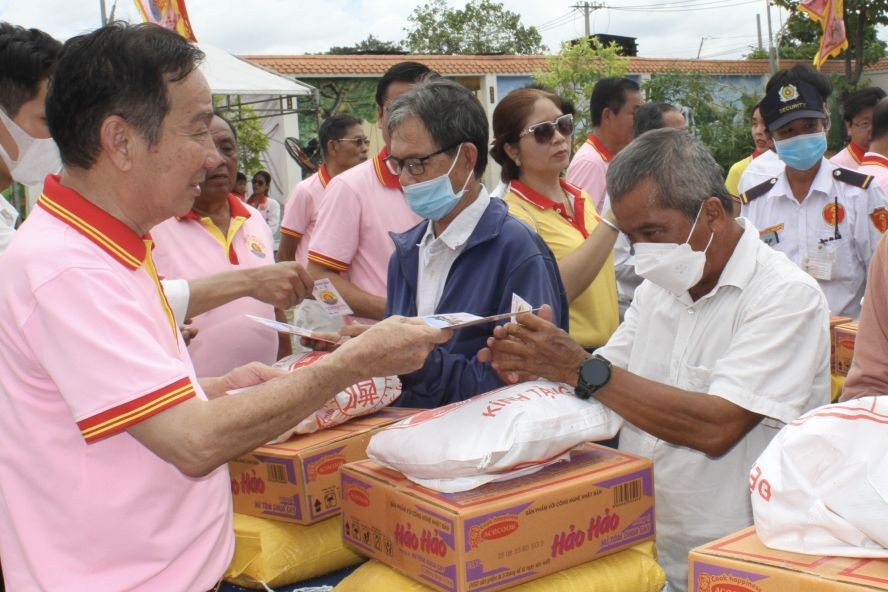 郑氏宗祠理事长郑学才向地方贫困者赠送济贫礼物。