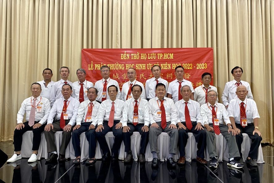 刘氏大宗祠宗祠理监事同仁在颁发奖学金上留影。