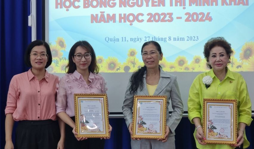 第十一郡妇联会向各热心人士送花致谢。