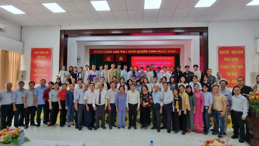 福建励学会与各位领导、代表和学生合影。