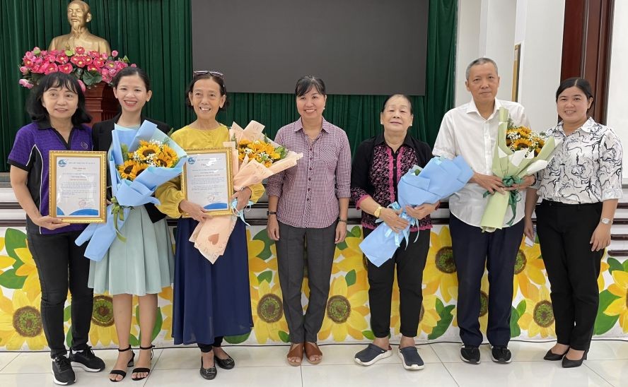 第五郡妇联会向各华人会馆和热心人士送花致谢。