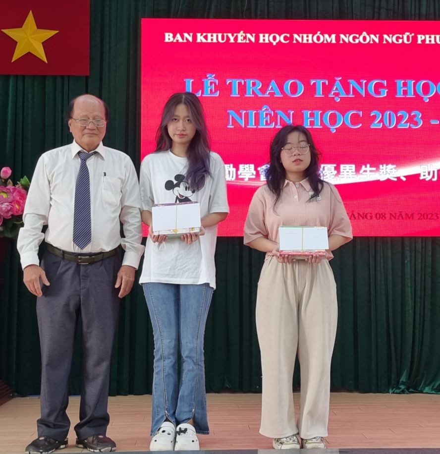 温陵会馆理事长洪世真颁发奖学金给学生。