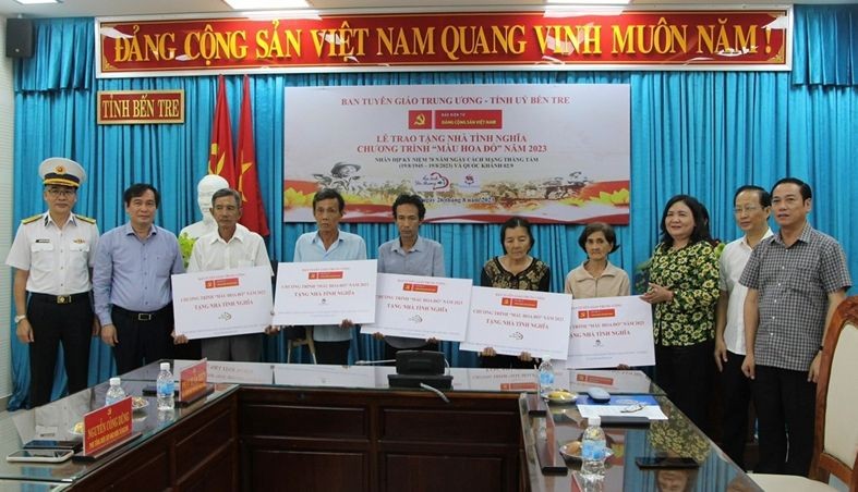 中央宣教部代表及槟椥省领导象征性向5户政策优抚家庭赠送情义屋。（图：芝梅）