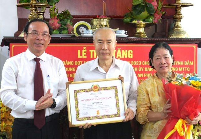 市委领导颁赠党龄纪念章