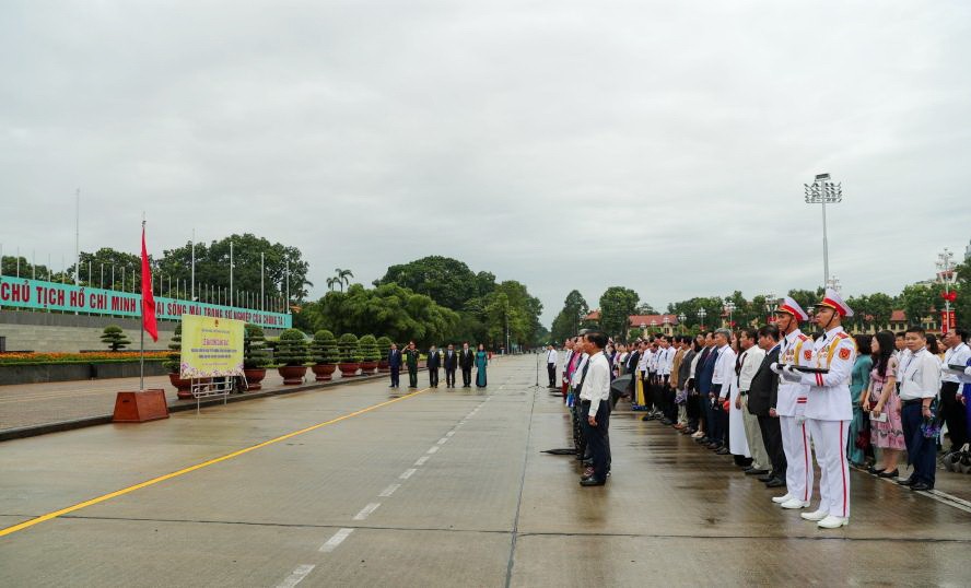 文体与旅游部门模范向胡伯伯报功