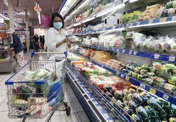 消费者在超市选购物品。（图：美芳）