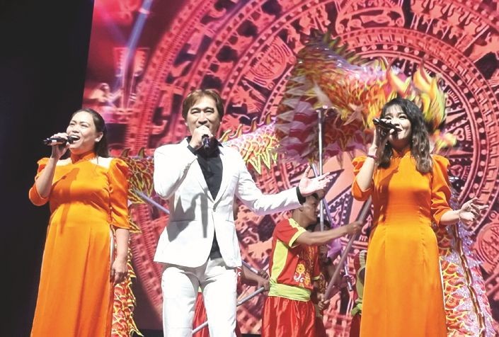 华人音乐家、歌星毕宝藤(中)与其他歌星合唱。