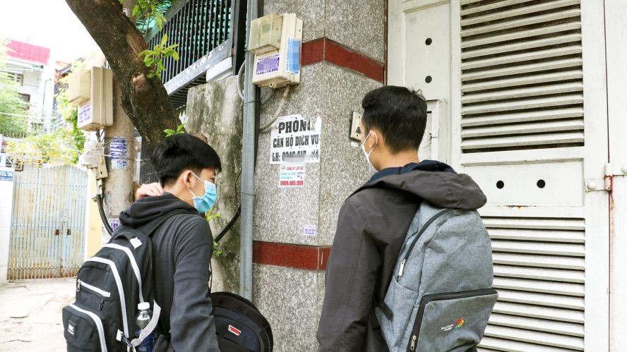 大学生在旧邑郡中心寻找租房。