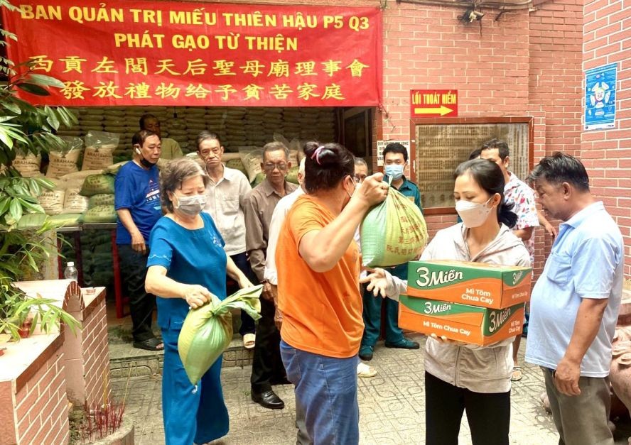 工作组向穷人发送米、面。